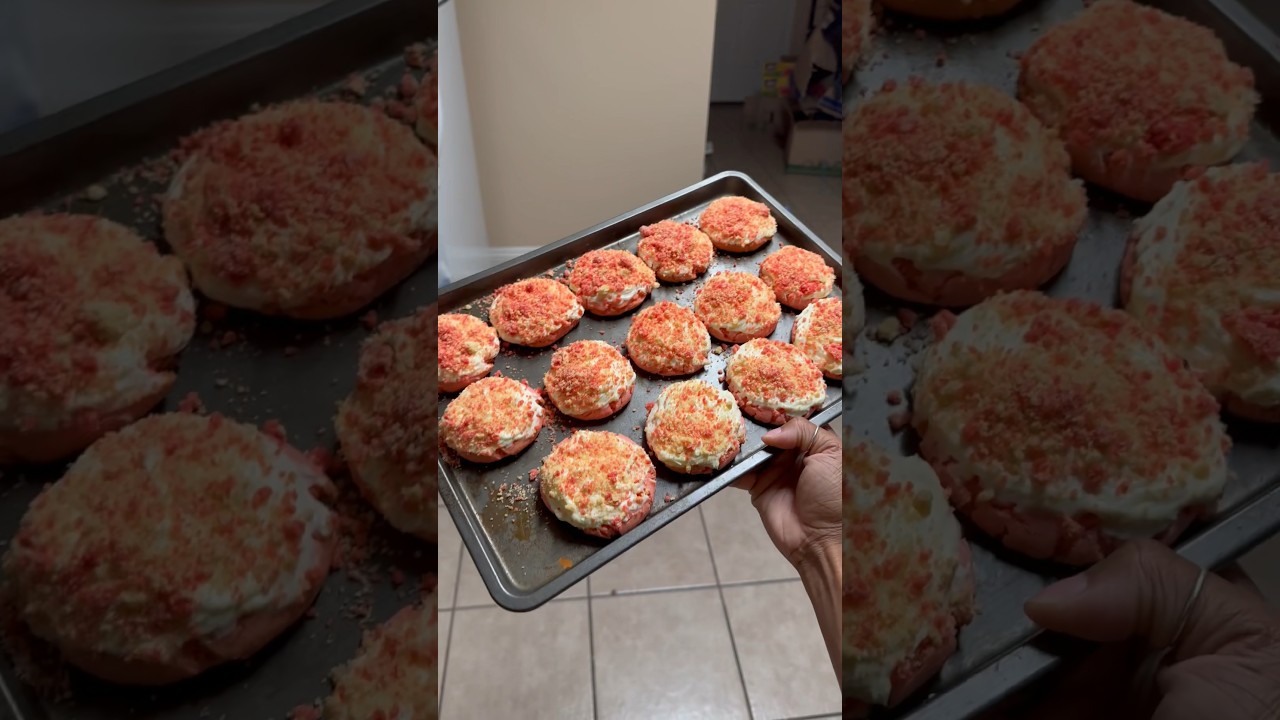Cook with me 014 👩🏽&zwj;🍳 | Strawberry Crunch Cheesecake Cookies🍓 #youtubeshorts #cookwithme #baking