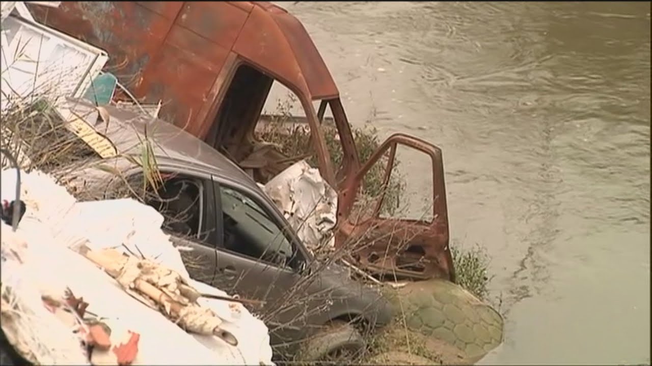 Sacan 13 coches, escombros, neumáticos y colchones del río Guadarrama