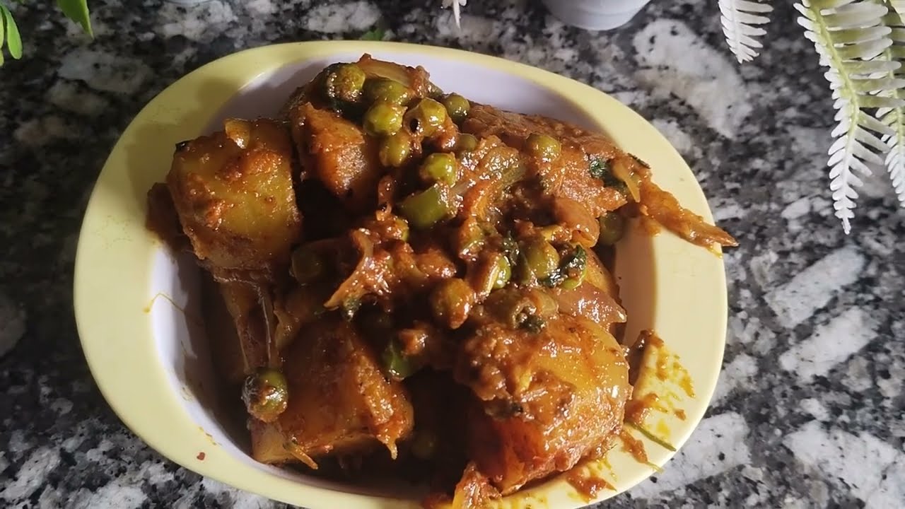 ঝাল ঝাল নিরামিষ আলু কড়াইশুঁটির কষা || Aloo Koraishutir Kosha || Potato Peas With Onion Garlic