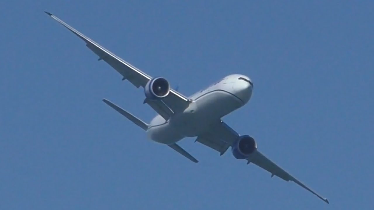 United Boeing 777 Dazzles Over San Francisco at FLEET WEEK 2024