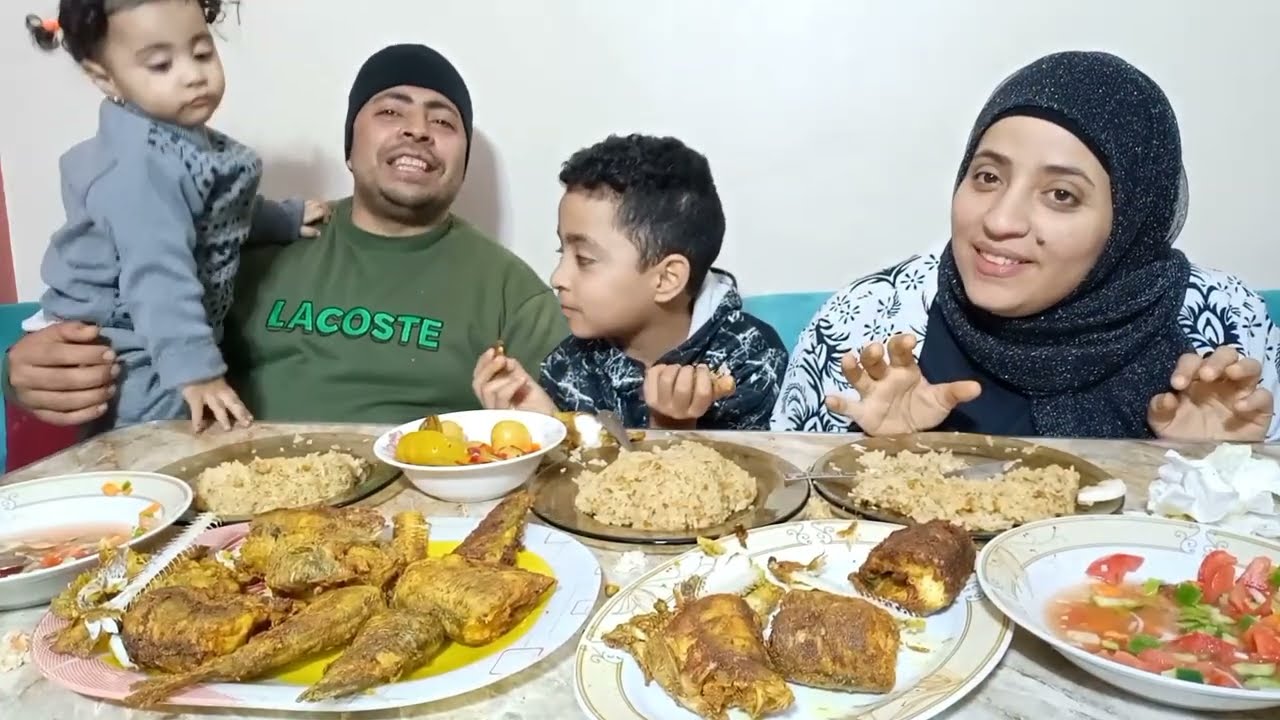 تحدي اكل على اكبر صواني السمك المكرونه ورز الصياديه والسلطه عملتله اللي بيحبه في الاخر ما رضيش ياكل😔