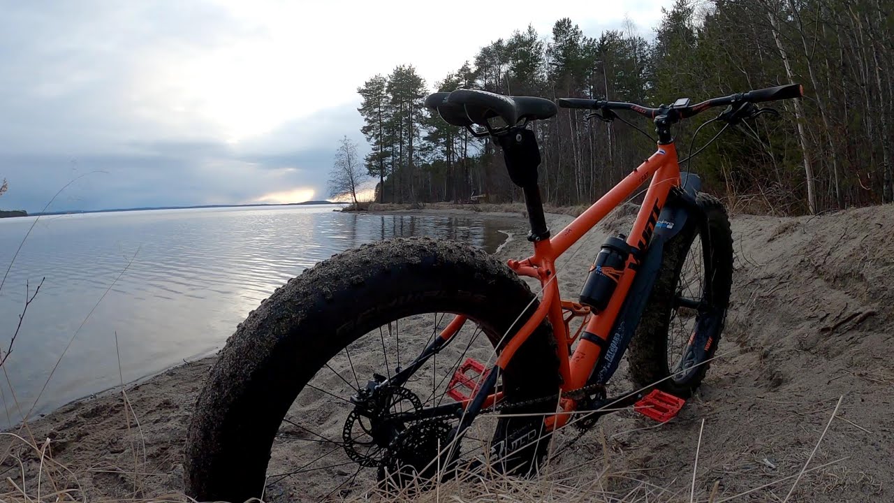 White 7Fat fatbike & Water.