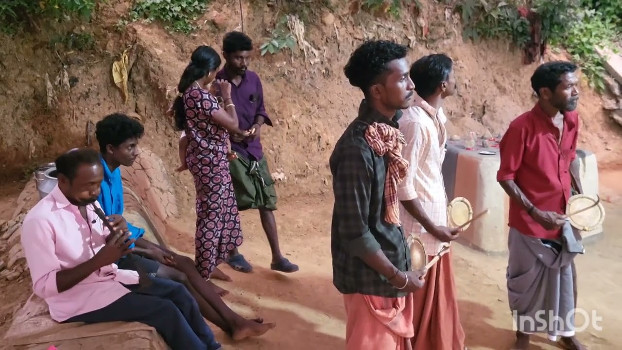 വയനാട്ടിലെ പണിയ സമുദായത്തിന്റെ കാവിൽ കയറൽ എന്ന ചടങ്ങ്