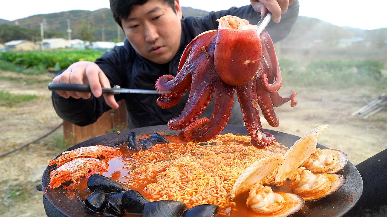 Острый рамэн из морепродуктов из осьминога - шоу еды Мукбанга.