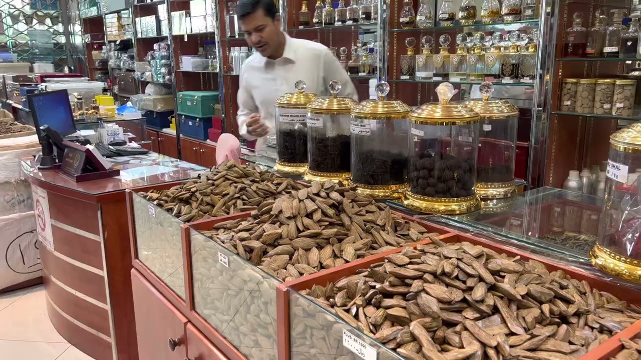 Oud wood burning / Bukhoor incense - Saudi Arabia