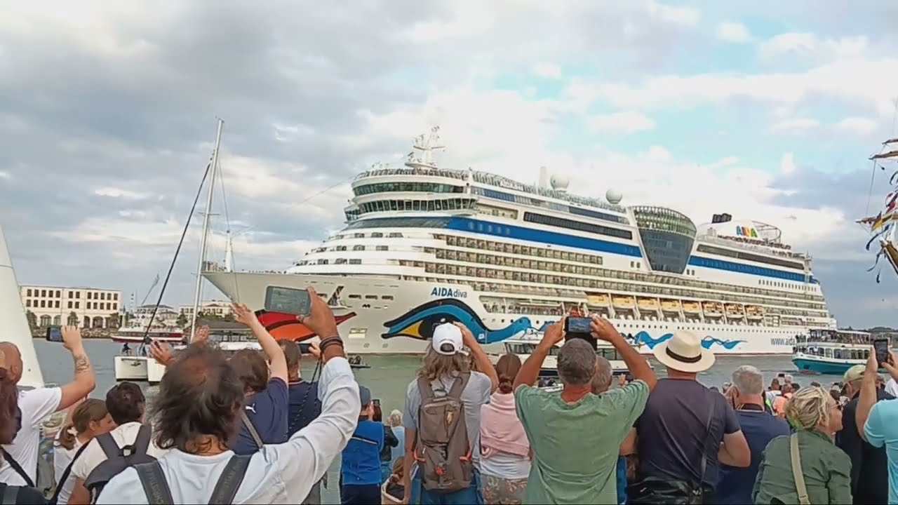 Aida diva in Warnemünde beim Auslaufen am 10.8.2024🛳