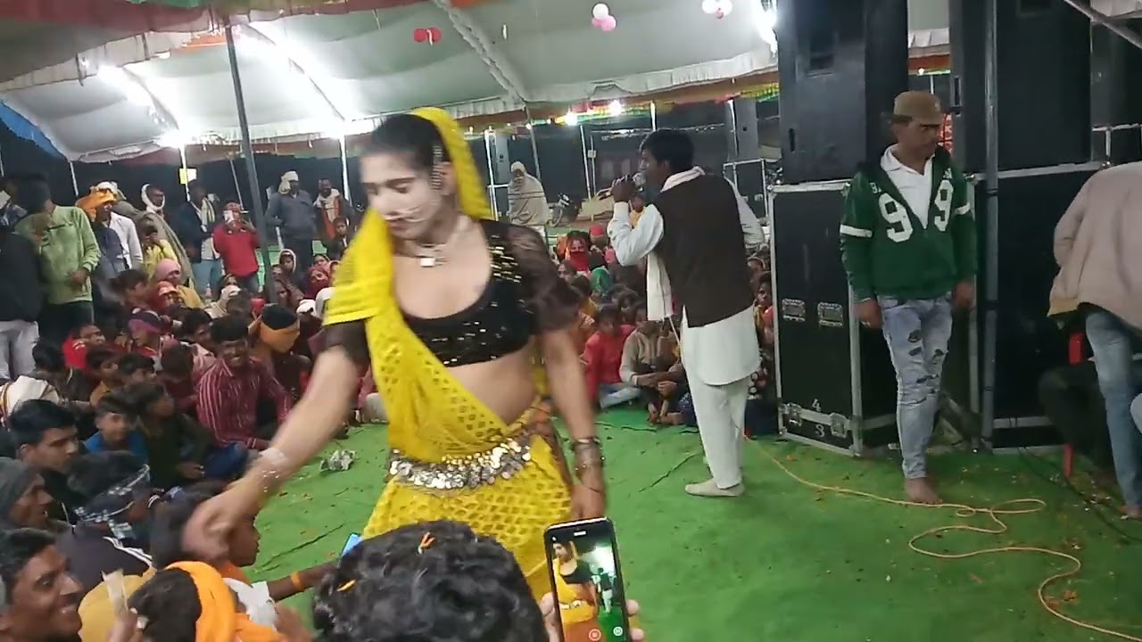 कुआं पर पानी भरने गई
