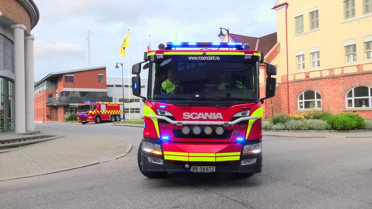 SARPSBORG BRANN OG FEIERVESEN (C11+C14) TRAFIKKULYKKE brannbil i utrykning fire truck respond