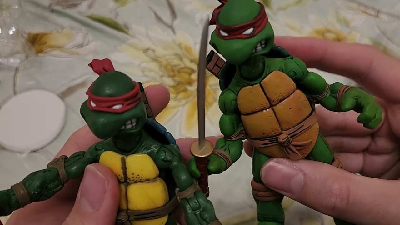Bootleg Teenage Mutant Ninja Turtles NECA Mirage Comics Leonardo Unboxing And Comparison to Original