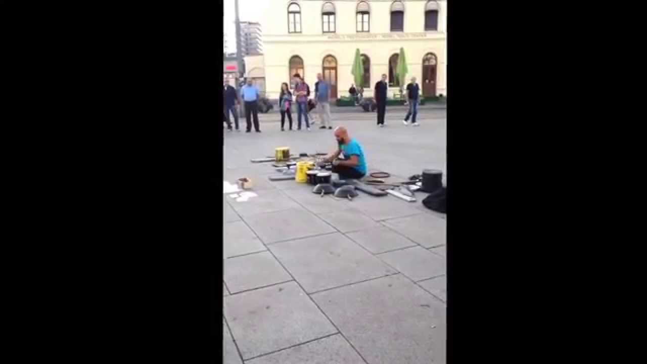عزف جميل علي الخردة والمهملات ب Akker Brygge بأوسلو