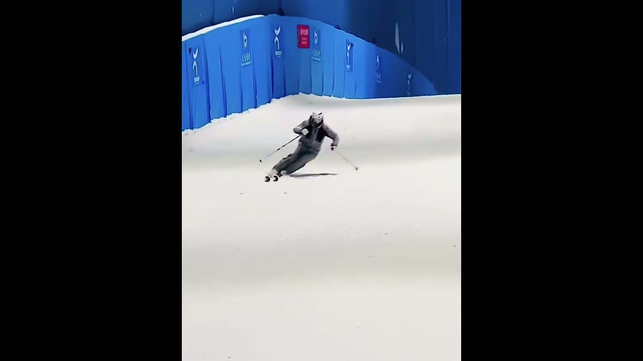 Dynamic short turns in action &mdash; Pro Skier Benni Walch on the indoor slope.
