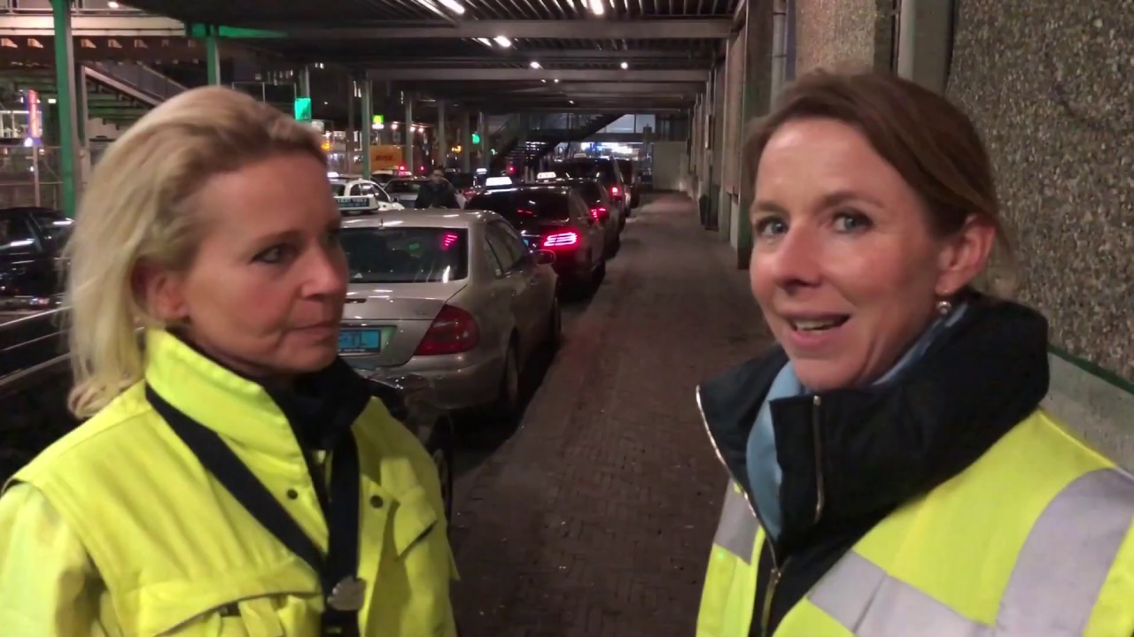 Staatssecretaris Van Veldhoven mee met taxi-inspectie ILT