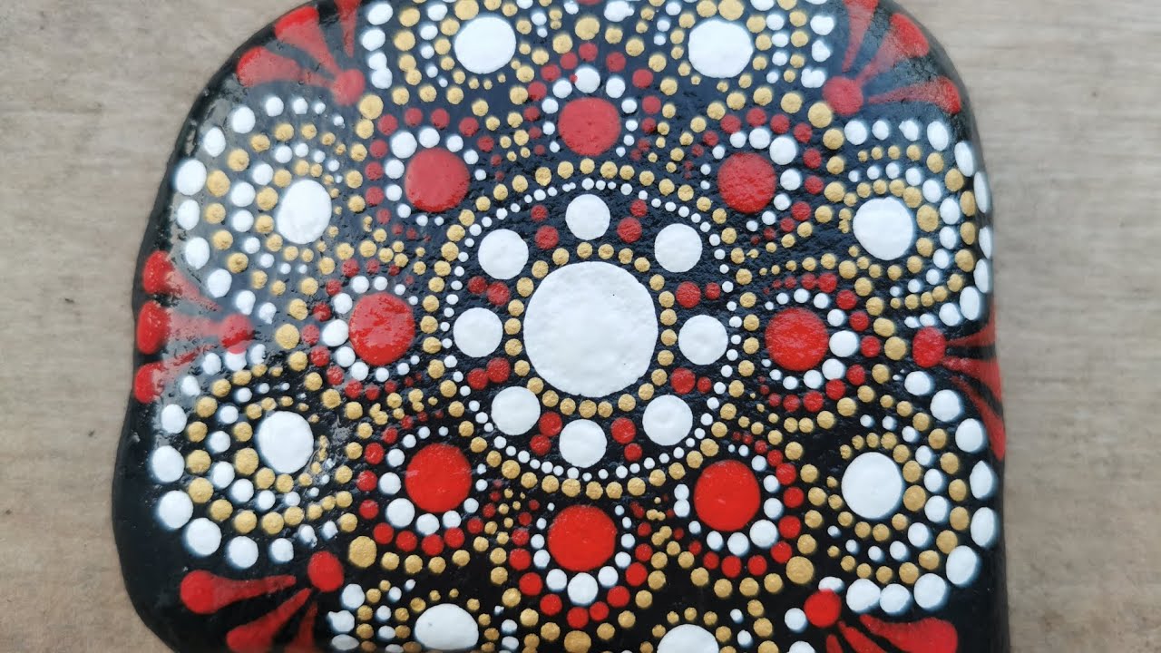 Tečkovaná mandala na kamínek