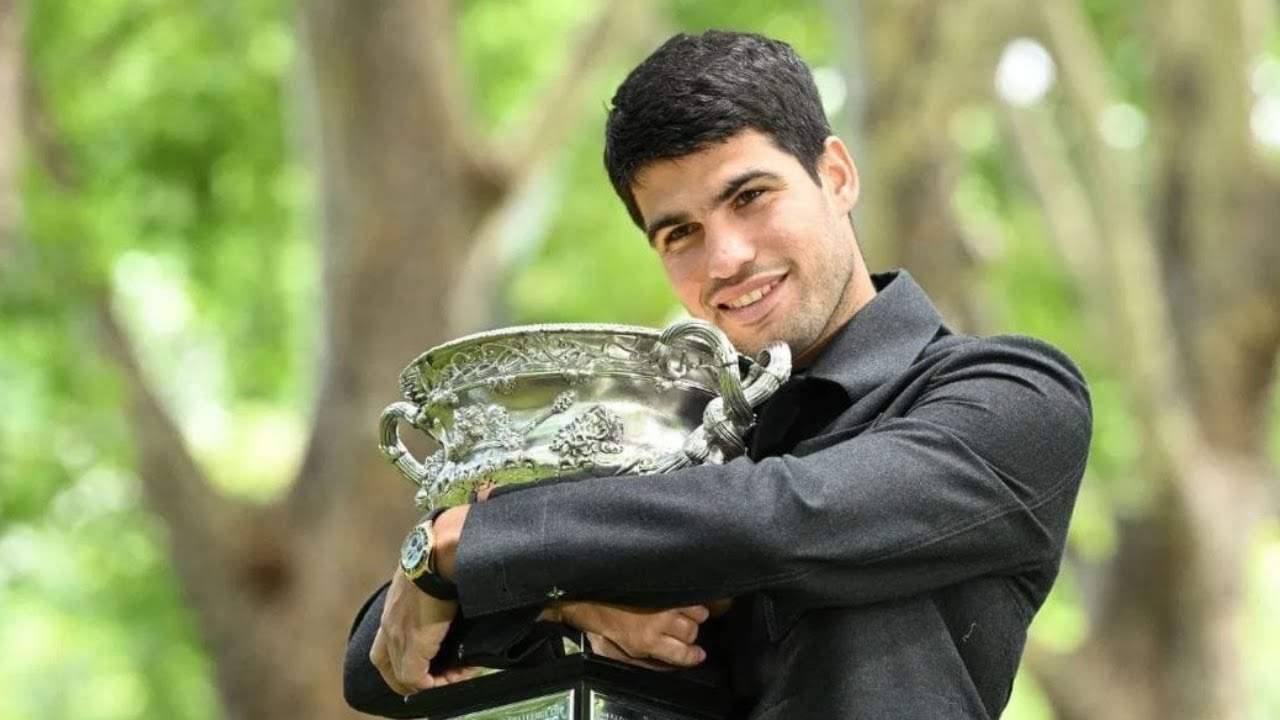 “I Can’t Stop Laughing!” – Fans Roast Carlos Alcaraz’s Outfit in Australian Open Photoshoot