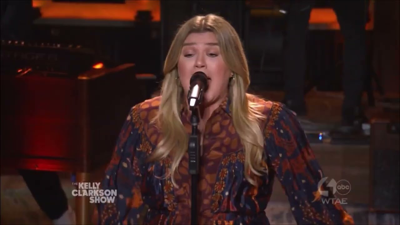 Kelly Clarkson Sings 