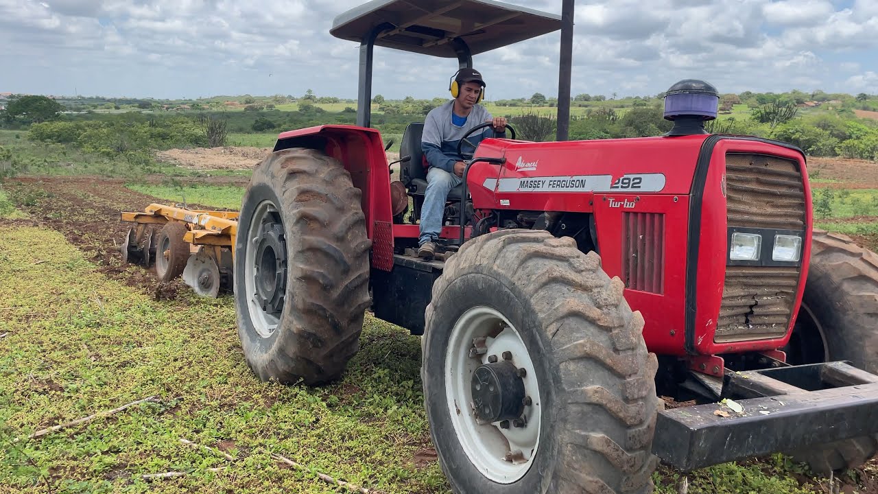 É terra molhada ,é sinal que tem trator trabalhando na roça