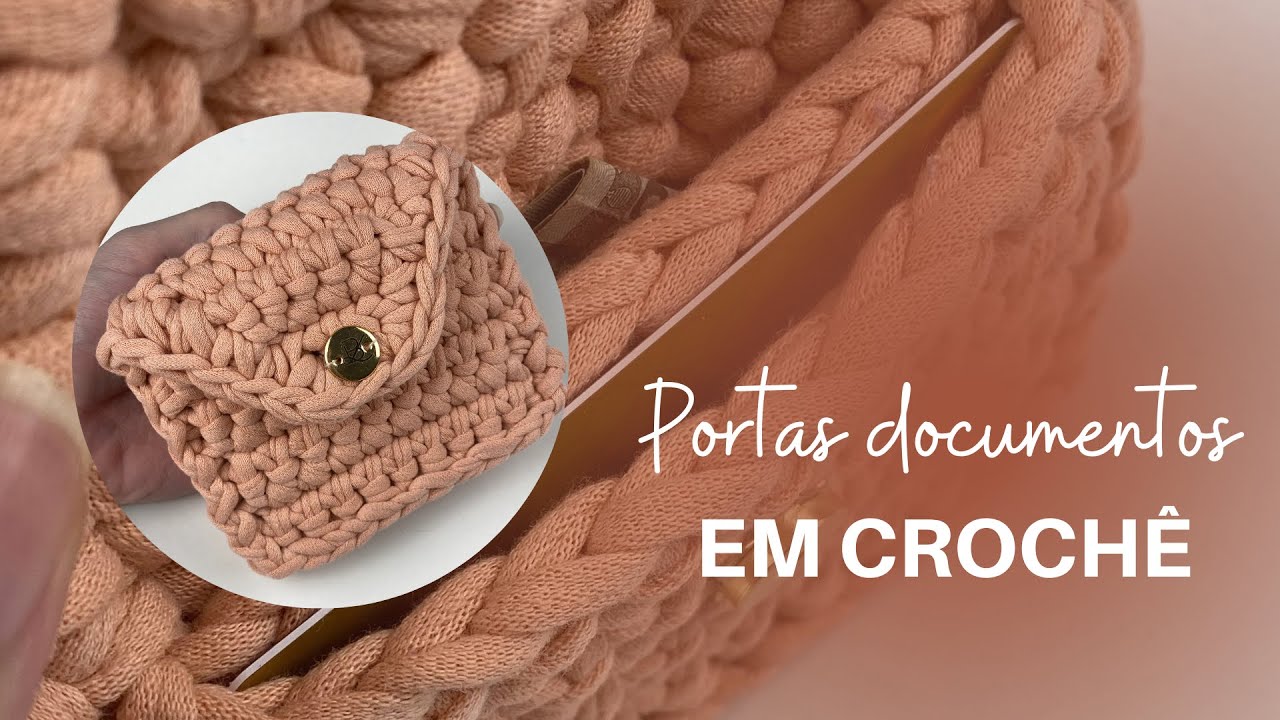 Carteira em crochê com divisórias feita em fio de malha