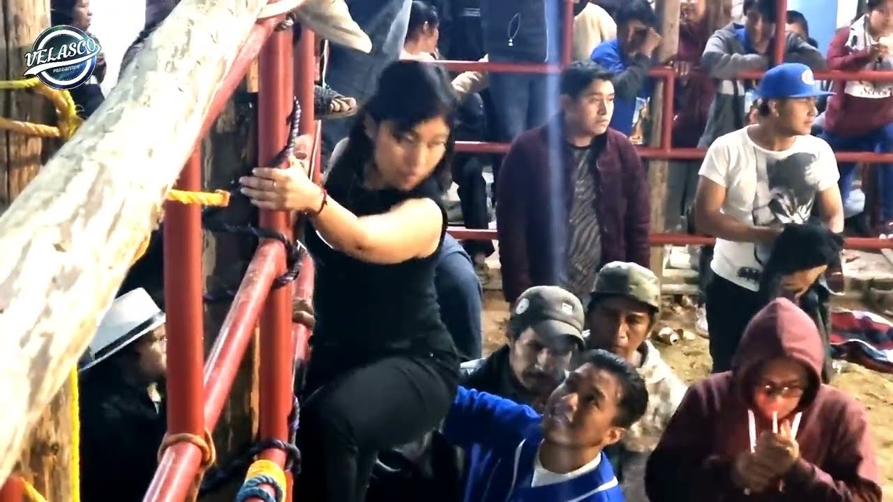 SARITA DE SAN PEDRO CAJONOS  MONTA UN TORO EN LA FIESTA DE SU PUEBLO