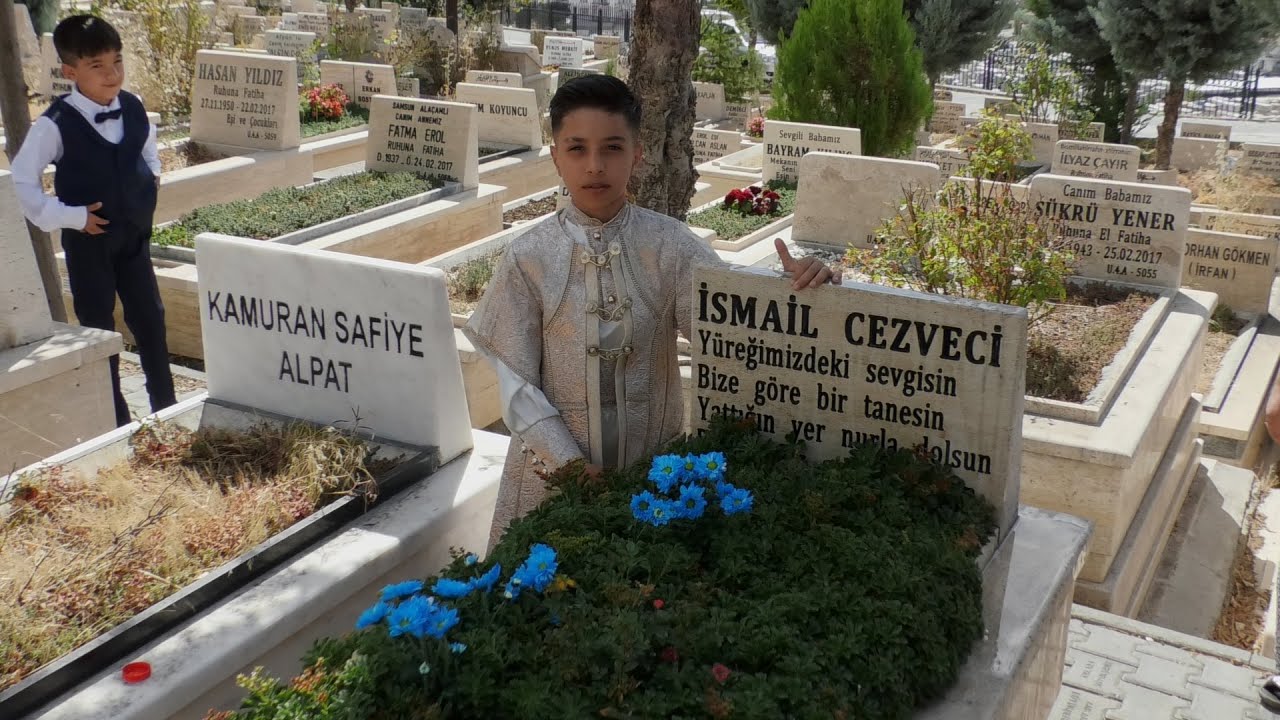 sünnet cocugu rahmetli ismail cezveci babasına mmezarlık ziyareti