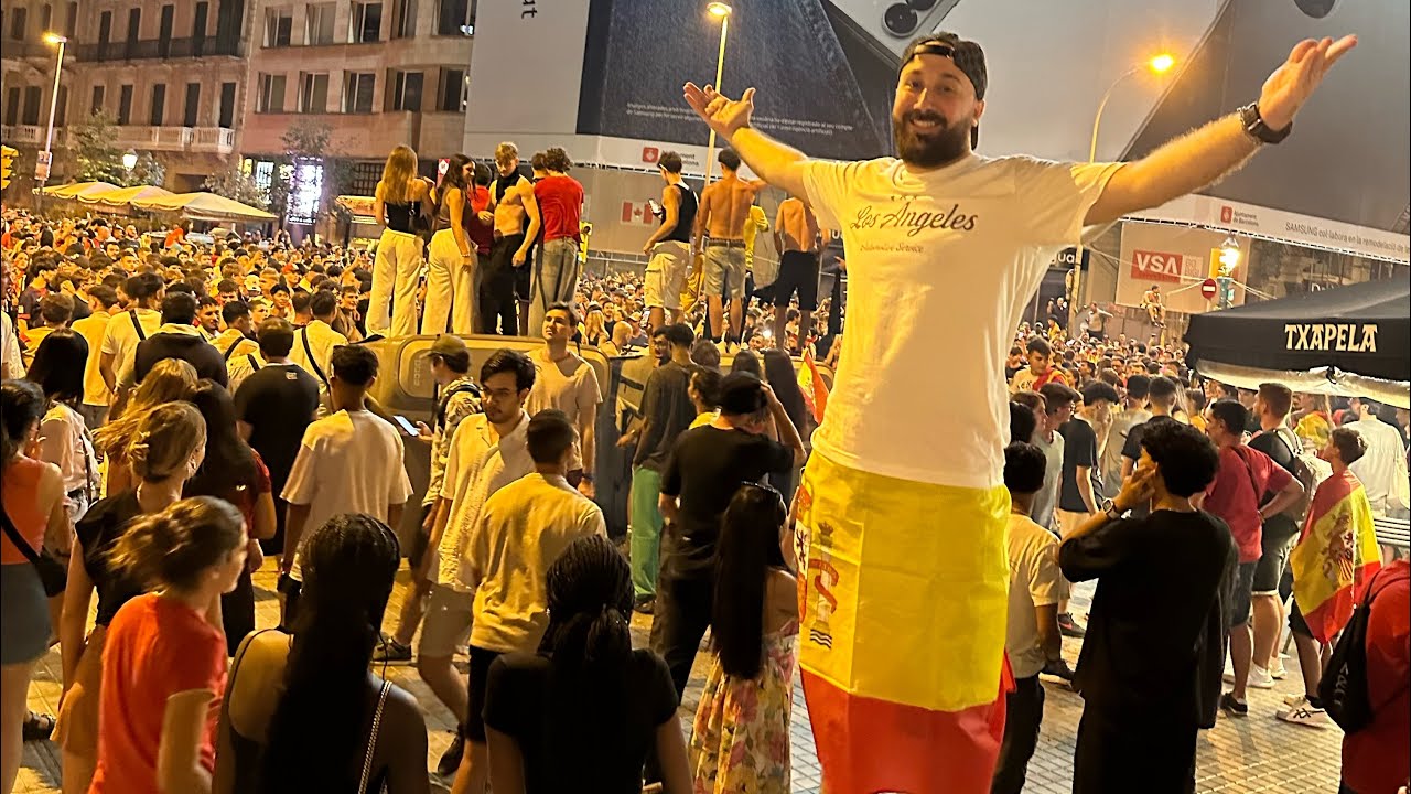 اجواء المباراة اسبانيا x انجلترا و احتفالات جماهير لاروخا ( اسبانيا ) في مدينة برشلونة