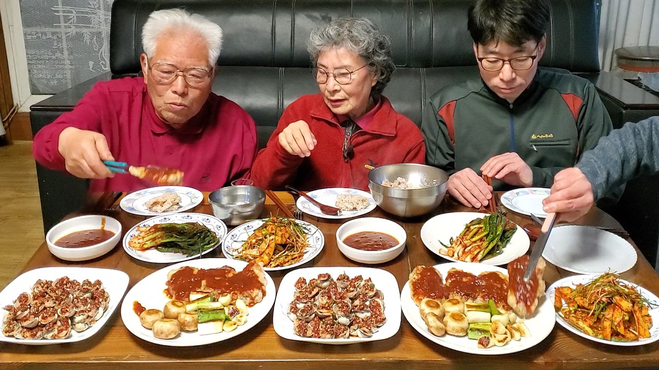 Мукбанг с куриным бедром (салат из дикого лука и огурцов, приправленные моллюски)