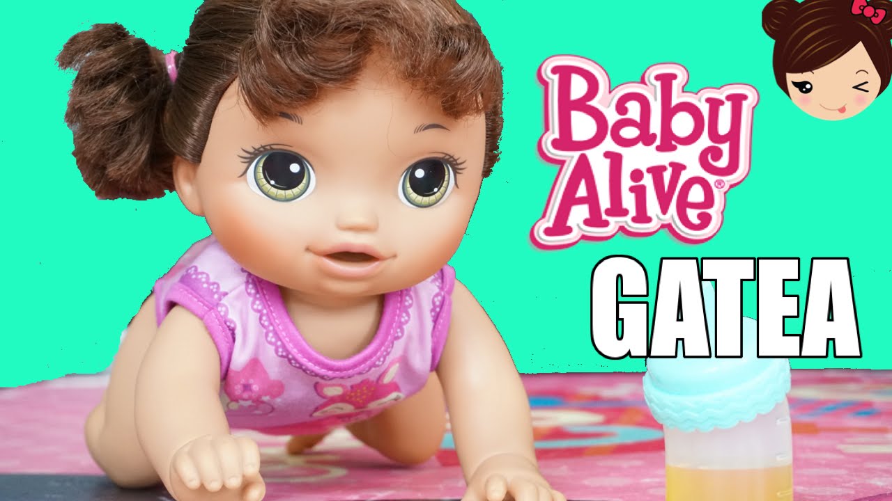 La Muñeca Bebe Alive Gatea Toma Jugo y Hace Pipi en su Pañal - Baby Go Bye Bye