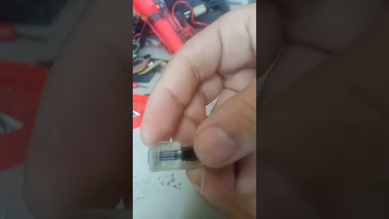 Colocando un conector RJ-45 en un cable de micrófono Motorola .