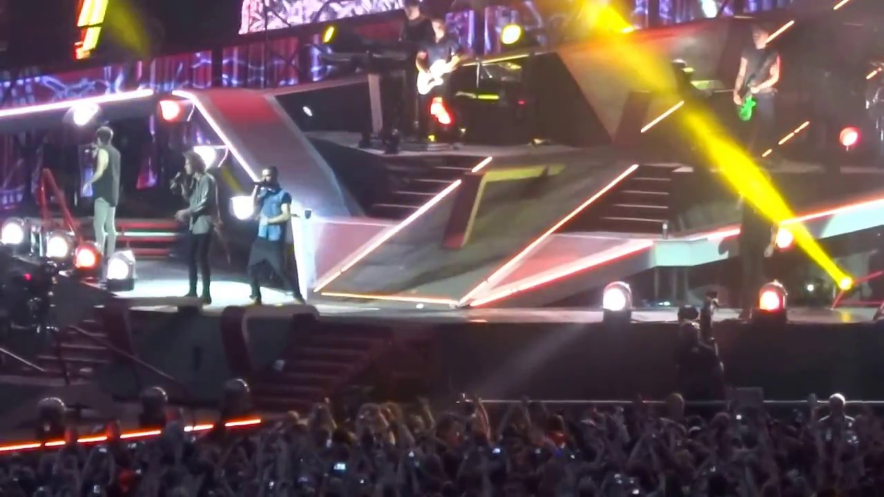 One Direction - What makes you beautiful (live @ Amsterdam Arena)