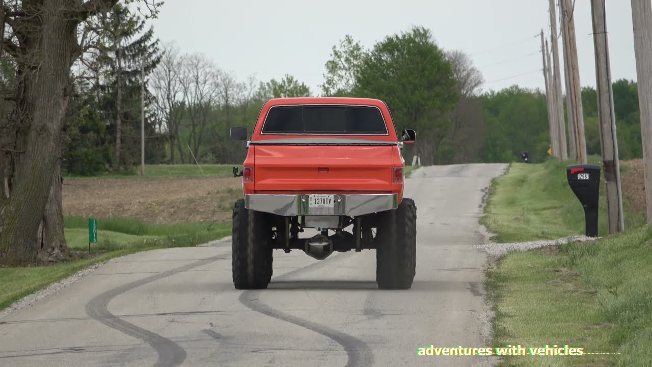 Поднятый квадратный кузов Chevy BBC на 44-дюймовых дисках SUPER SWAMPERS BOGGER