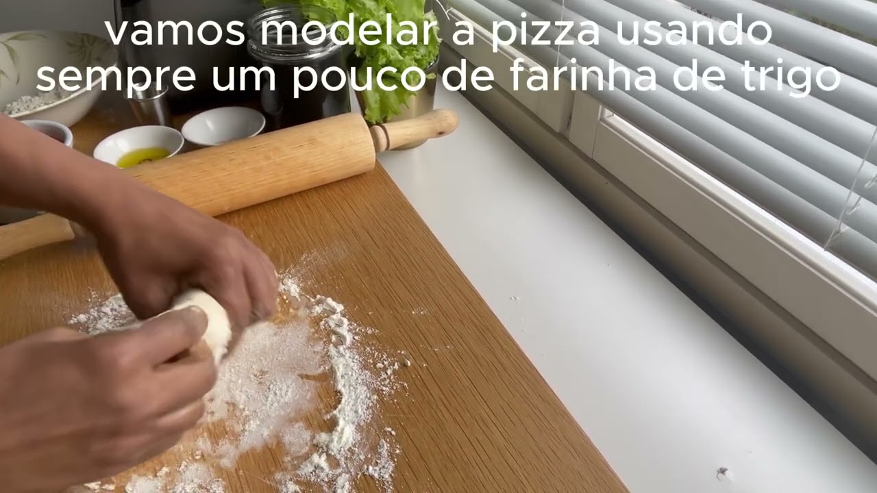 PIZZA R&Uacute;STICA R&Aacute;PIDA SEM PRESSA ASSAR EM UNS 15 MINUTINHOS