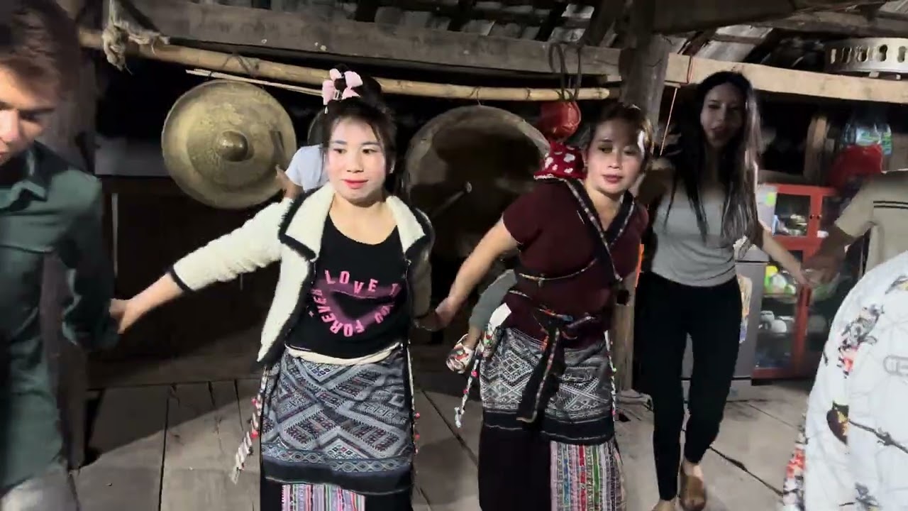 Xoè chiêng của dân tộc lào bản phiêng tiên mùng 1 tết