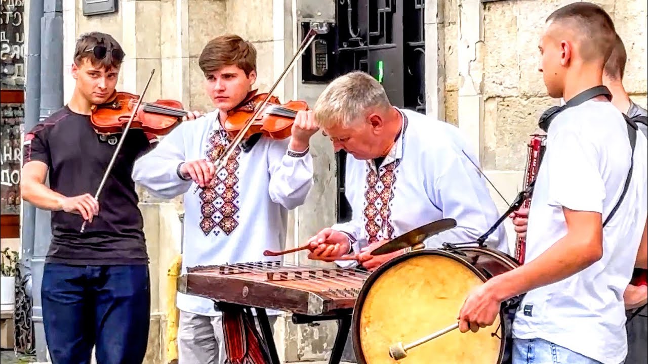 Батько з синами дав джазу. Львів літо, центр. #львівплощаринок