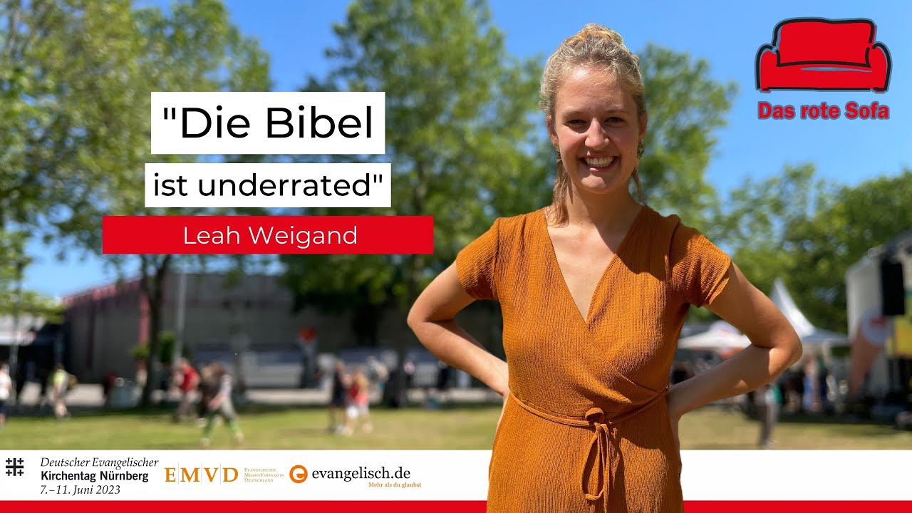 Auf der Suche nach Menschlichkeit | Leah Weigand auf dem roten Sofa beim Kirchentag
