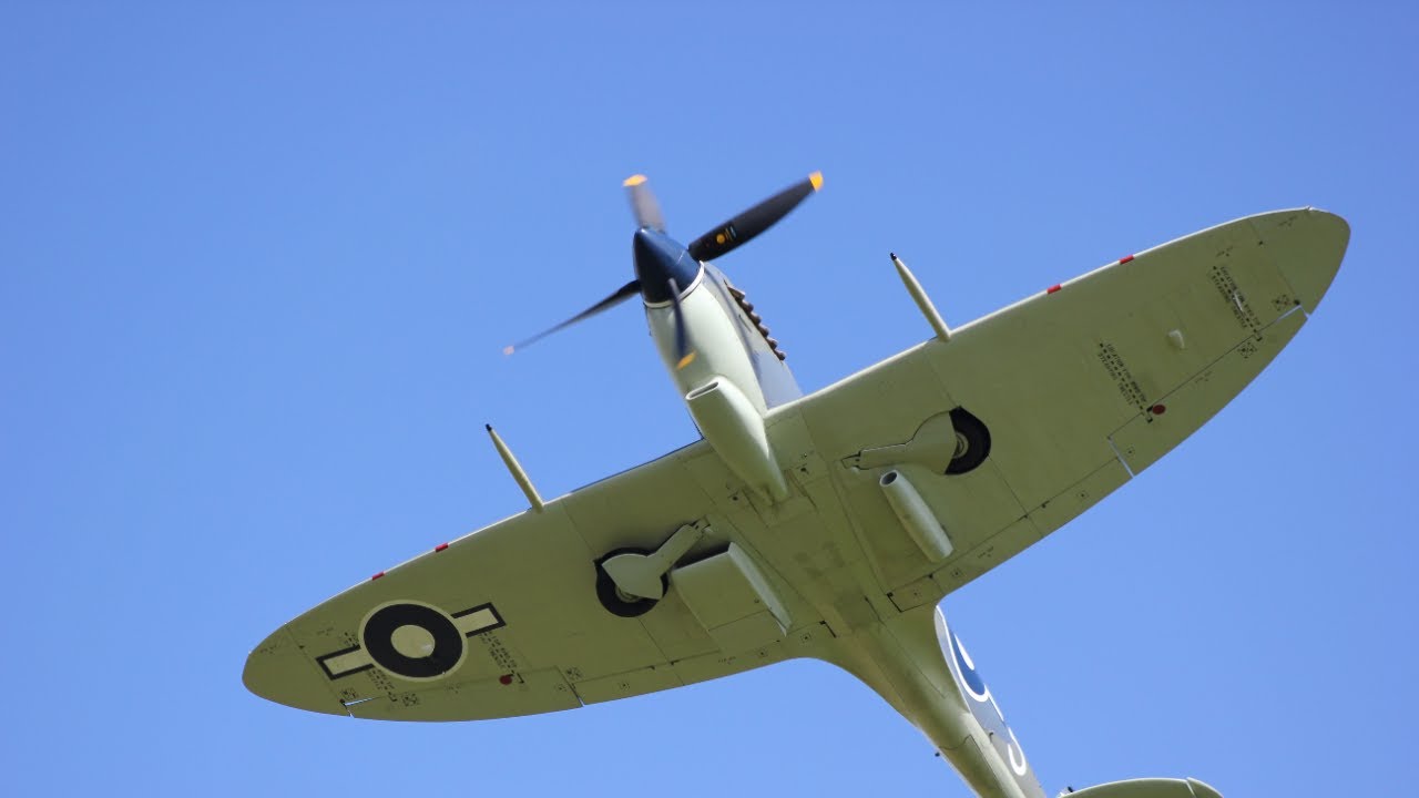 Duxford Air Show 2010 16 Spitfires Formation Flying Air Display