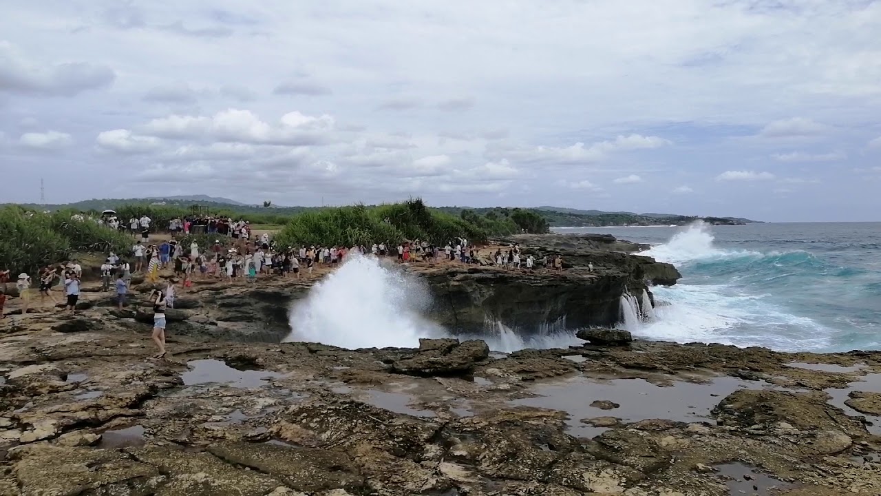 INDONESIA: Nusa Lembongan's Devil's Tear + Tourist Horde