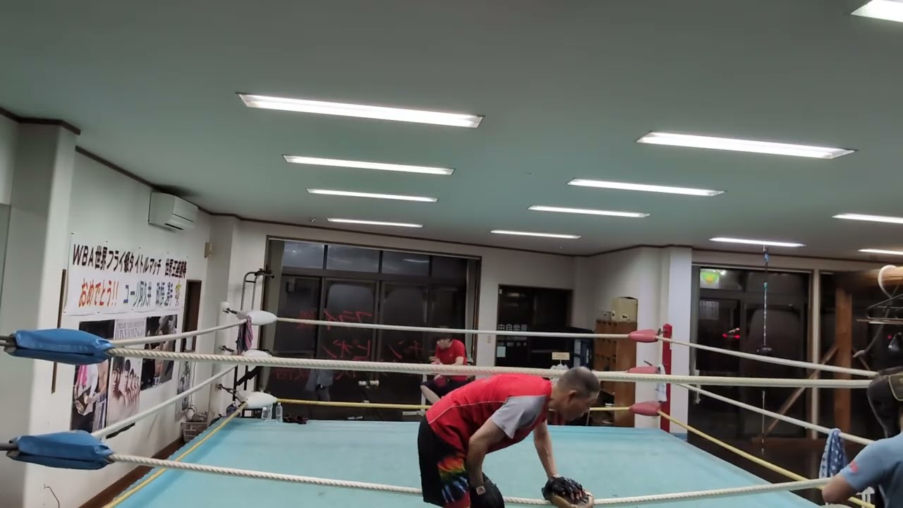 古巣のジムでトレーニングミット持ちとマスボクシング。年末の親父ファイトの対戦相手でした。ありがとうございます