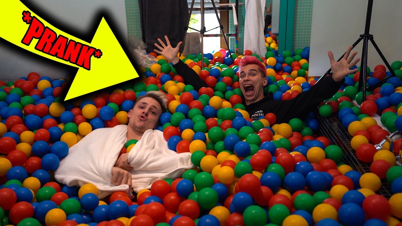 12.000 KOLOROWYCH KULEK W ŁAZIENCE PRANK NA EKIPIE!