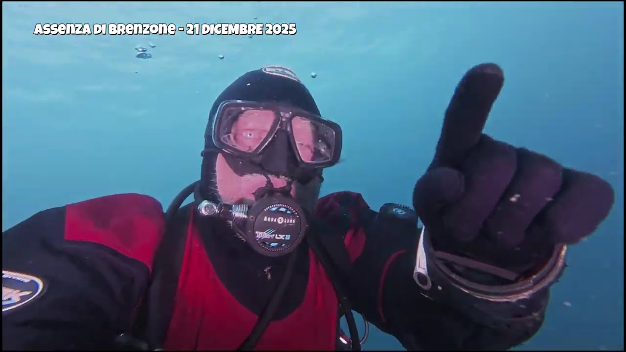 Santa's underwater clean-up! 🎅🎄Chistmas dive💫
