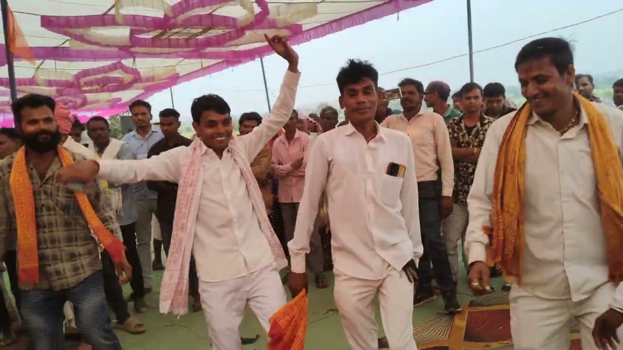 भील सनातनी भाई देशी डोल में नाश्ते हुए 