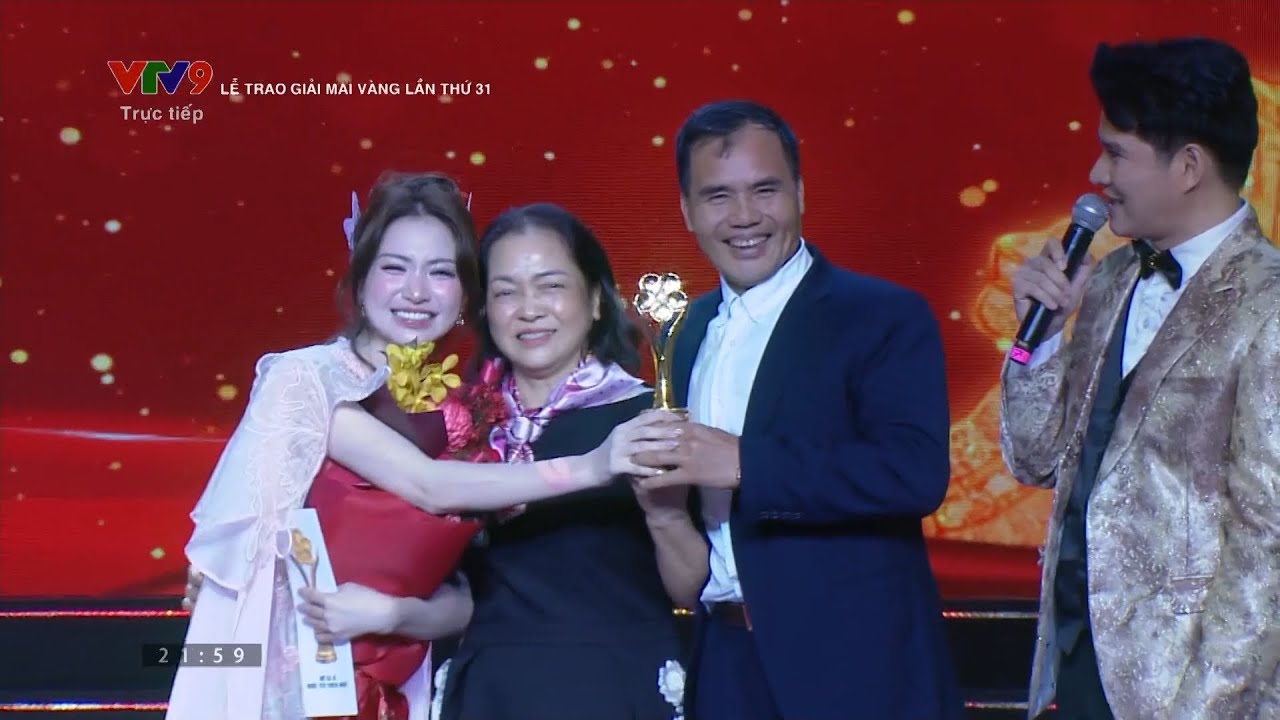 Hòa Minzy 3 lần lên nhận giải tại Lễ trao giải Mai Vàng lần thứ 31