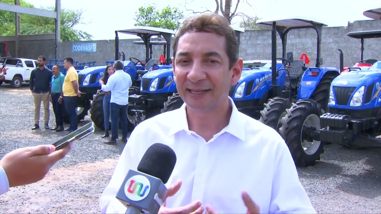 Codevasf-PI entrega implementos agrícolas