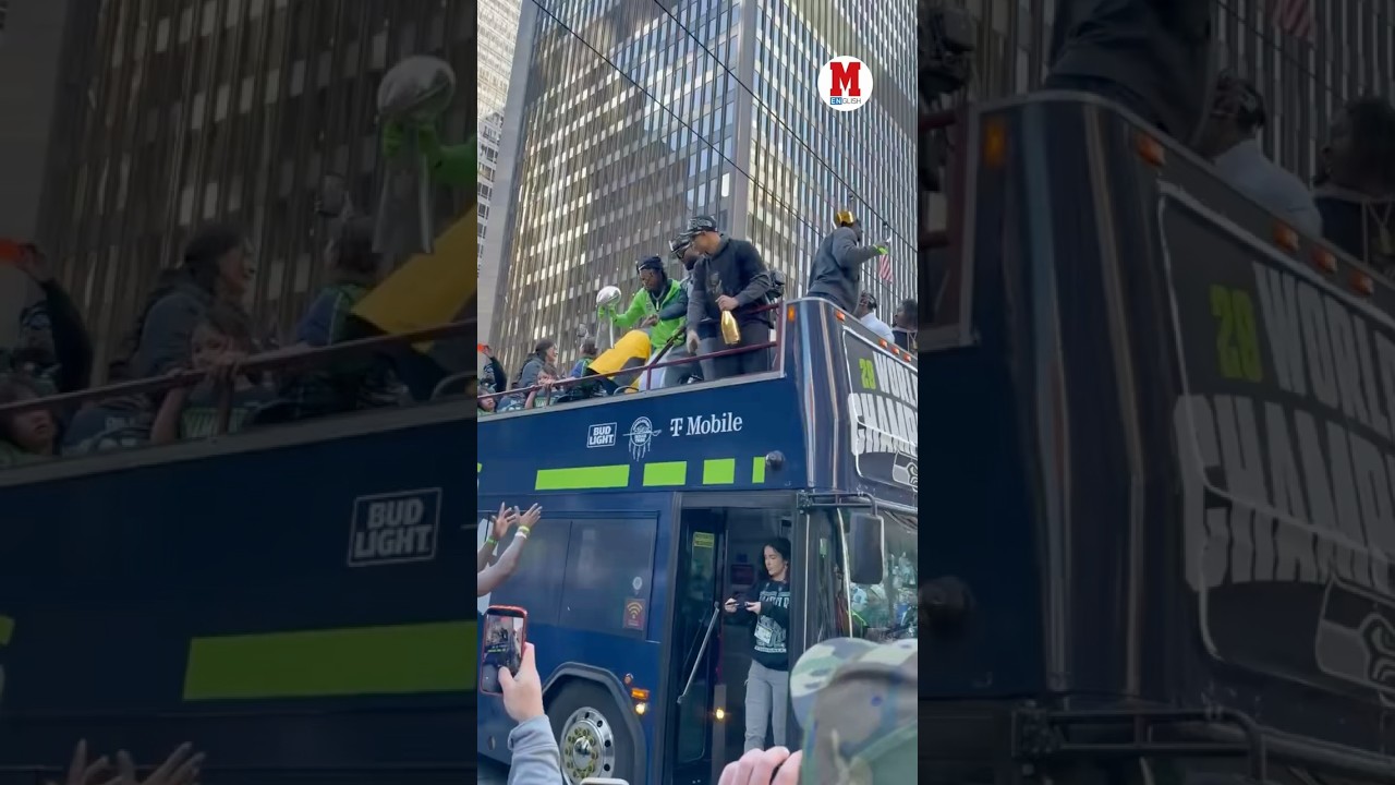Seahawks DE DeMarcus Lawrence literally walked the Lombardi Trophy over to the fans at the parade 🙌