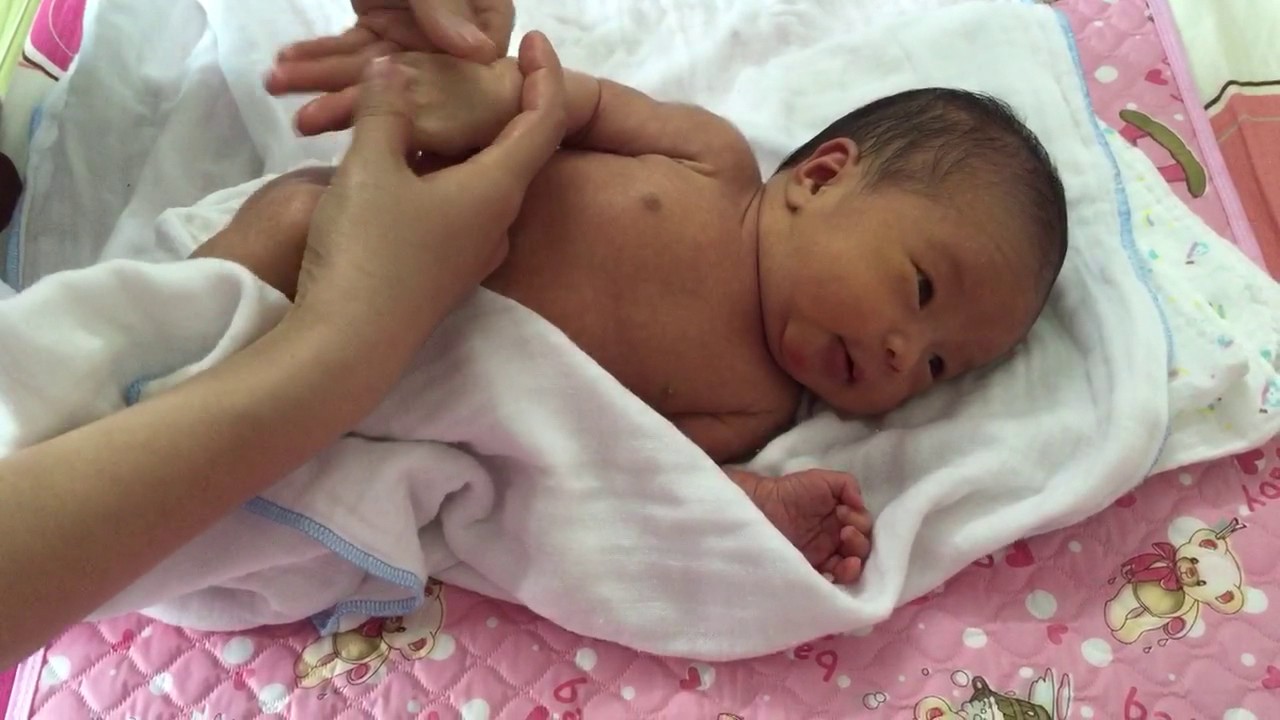 Hướng dẫn massage cho trẻ sơ sinh