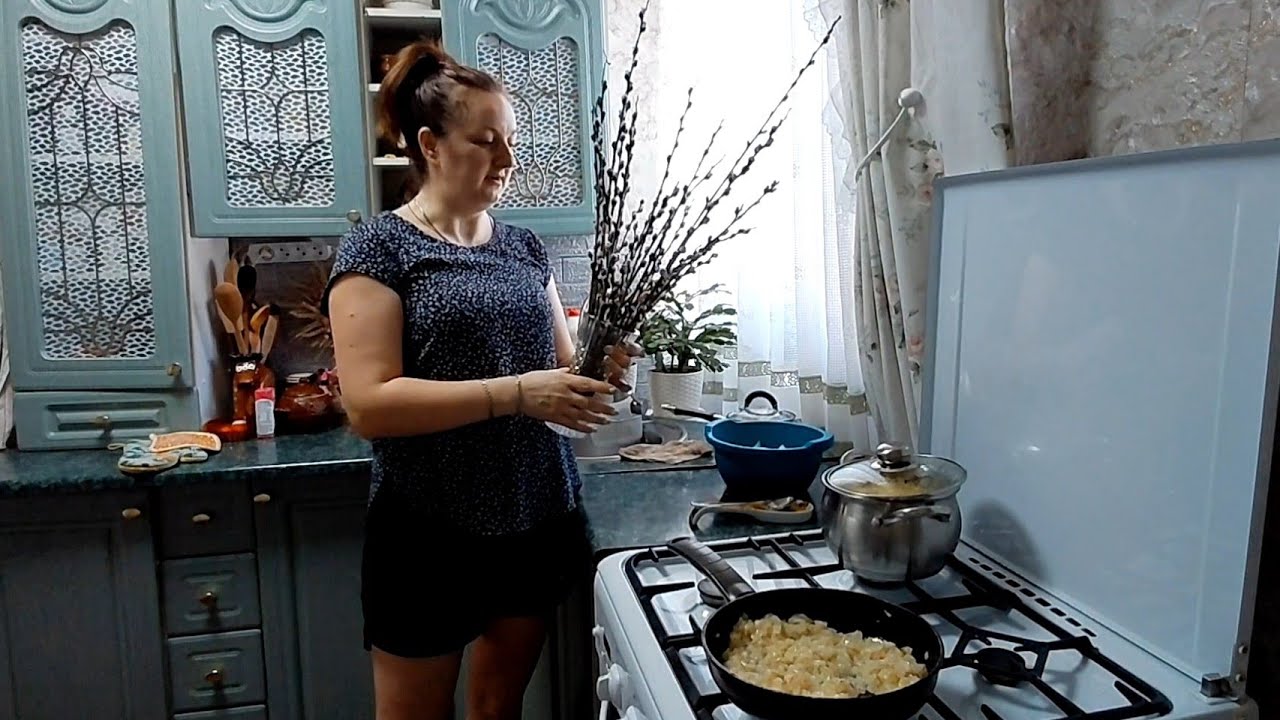 На кухні/Готую начинку для вареників