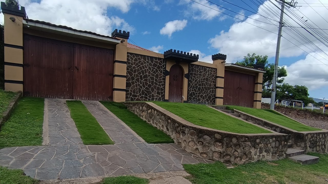 CASA FRENTE A PANAMERICANA ESTELI - EN VENTA! U$ 230,000.