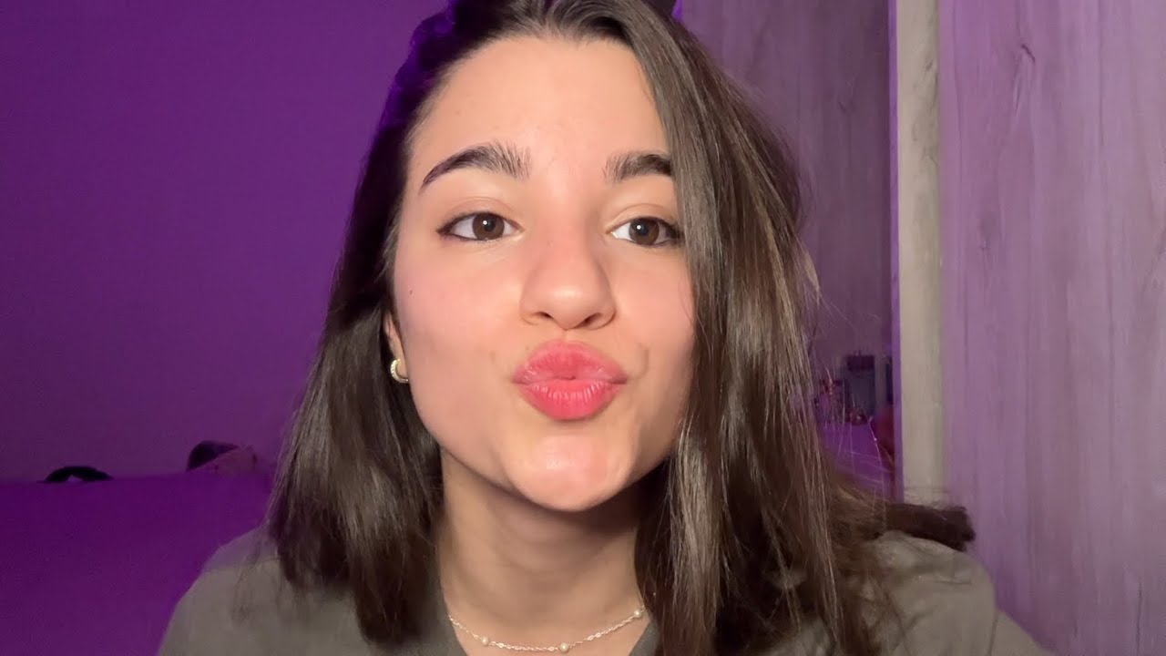 ASMR lip gloss application en soft spoken 💄