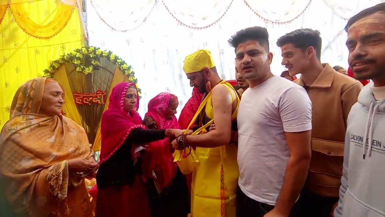 दुल्हे की भाभियां दूल्हे की झोली छीनते हुए । हिमाचली शादी पहाड़ी लोकसंस्कृति व लोकगीत