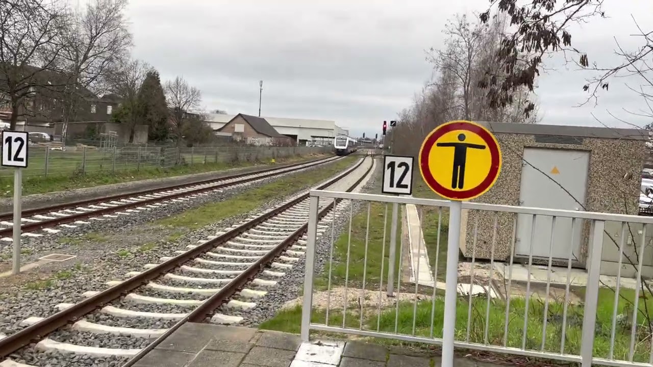 Abfahrt LINT 41 der RheinRuhrBahn auf der Linie RE10 in Kempen