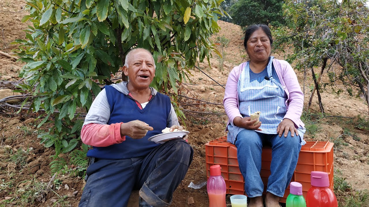 Preparo comida y tortillas recién hechas para llevar de comer a mi esposo en el campo
