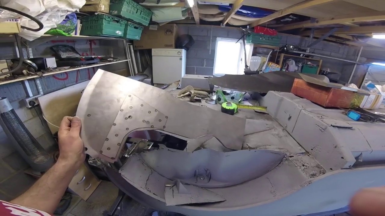 16 Classic Mini Restoration - Boot floor cutting